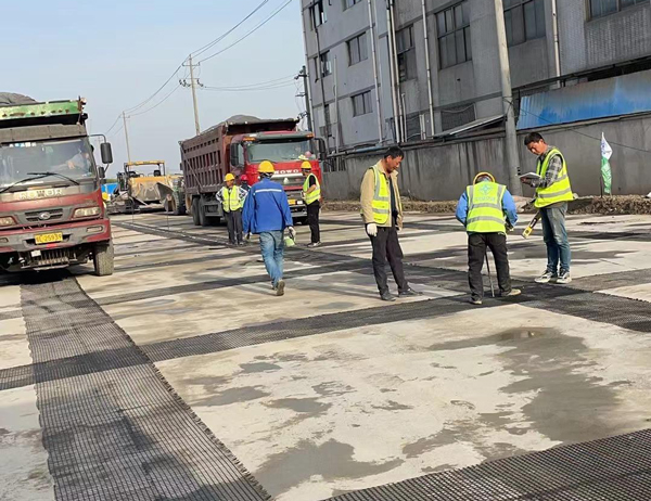 熊口管理区老材料的新故事：玻璃纤维土工格栅如何在‘白改黑’浪潮中重获新生？