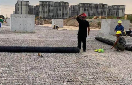 熊口管理区土工格栅铺设前地基要怎么处理？